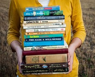 boktrave i någons händer