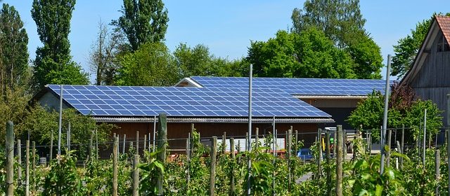 Hus med solceller på taket.