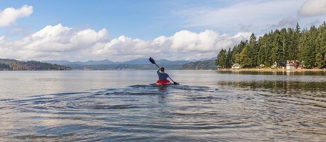 person som paddlar kajak (paddling)