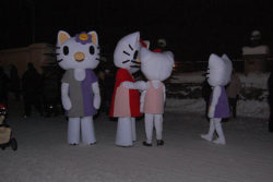 människor i Hello Kitty-dräkter på knutmasso