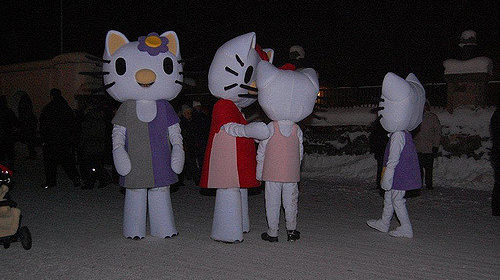 människor i Hello Kitty-dräkter på knutmasso
