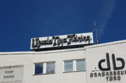 Skylt ovanför Uppsala Ny Tidnings centralkontor.