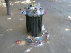 Sopptunna överfylld med plastflaskor.