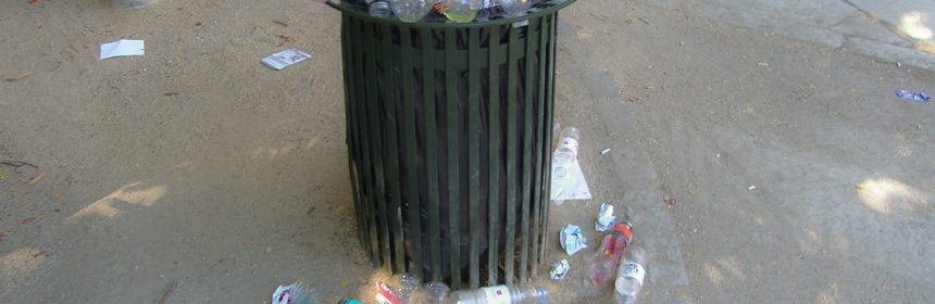 Sopptunna överfylld med plastflaskor.