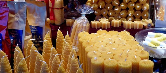 Bivaxljus i olika former på ett marknadsstånd