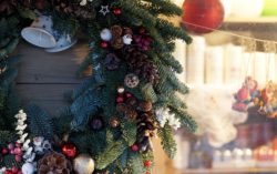 Julkrans framför ett stånd med juldekorationer