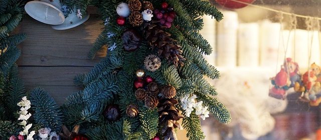 Julkrans framför ett stånd med juldekorationer