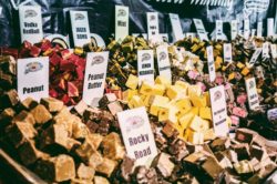 Ett markandsstånd med fudge i fler olika varianter.