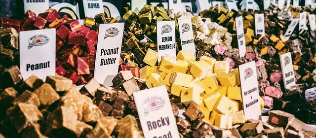 Ett markandsstånd med fudge i fler olika varianter.