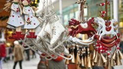 Julornament föreställande, från vänster, änglar, skridskor,röda gunghästar och vita gunghästar.