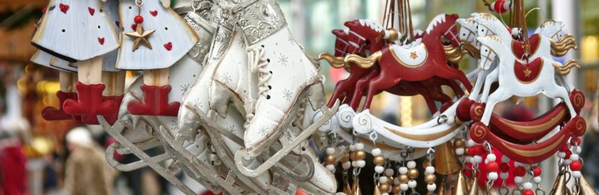 Julornament föreställande, från vänster, änglar, skridskor,röda gunghästar och vita gunghästar.