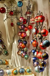 Julgranskulor i ett marknadsstånd