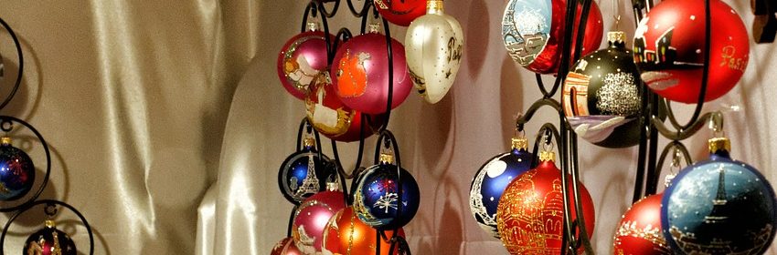 Julgranskulor i ett marknadsstånd