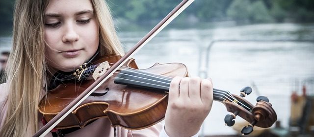 En ung kvinna spelar på en violin., Disastämman