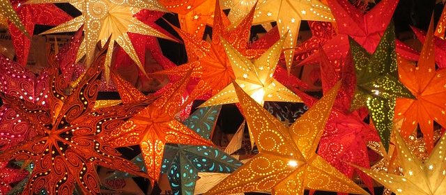 Flera adventsstjärnor i papp.