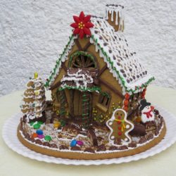 Pepparkakshus med omgivande trädgård.