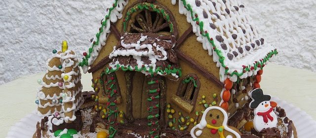 Pepparkakshus med omgivande trädgård.