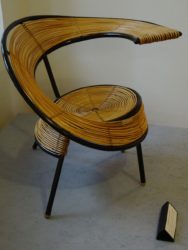 En stol där ryggstödet går ned runt sitsen i en sprialform.