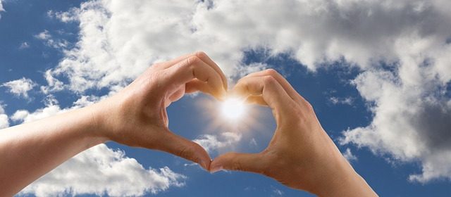 Händer som formar ett hjärta