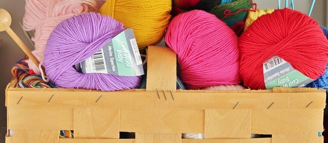 garn och stickor i en korg