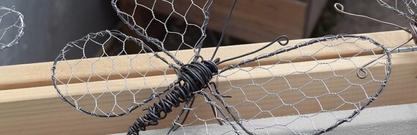 Slöjda på höstlovet med Länshemslöjdskonsulenterna (dekorativ bild av fjäril av hönsnät och ståltråd)