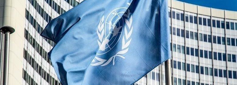 Kvinnorna bakom FN:s deklaration (dekorativ bild av FN:s flagga)