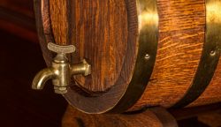 Att dricka med gudarna - om öl och mjöd i skandinavisk vikingatid (dekoreativ bild av en mjödtunna)