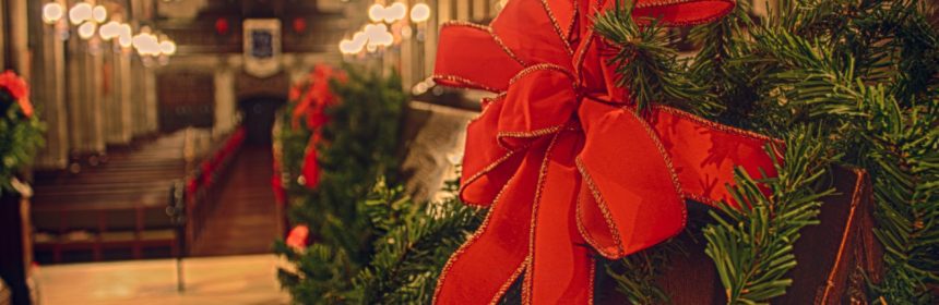 Sigtuna Julmarknad 2018 (dekorativ bild av en krans med röd rosett)