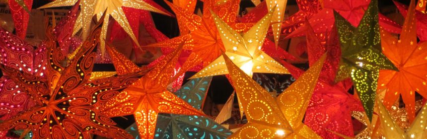 Lions Julmarknad 2018 i Björklinge (dekorativ bild av flerfärgade hängande julstjärnor)