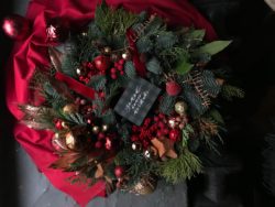 Ulva julmarknad 2019 (dekorativ bild av en julkrans)