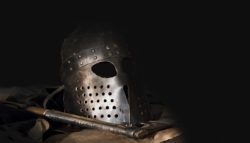 6000 år på 30 minuter. Forntida hjälm och yxa (dekorativ bild)