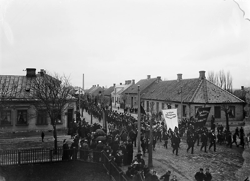 Öppen visning av Vårt Uppsala – fokus demokrati 100 år (dekorativ bild, historisk, svartvit färg)