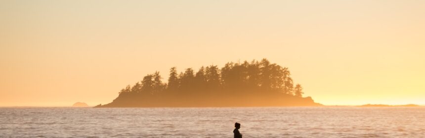 Strandpromenad i smultronstället Östa Stränder (dekorativ bild)